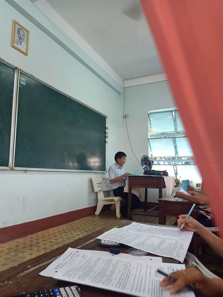 Thầy giáo ngồi giảng bài trong lớp, mọi thứ rất bình thường cho đến khi học sinh nhìn xuống dưới: Chuyện gì đang xảy ra vậy?-1