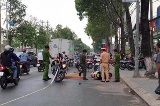 Đón con đi học về, người mẹ đang nghỉ thai sản bị xe chở chất thải cán tử vong, bé trai nguy kịch