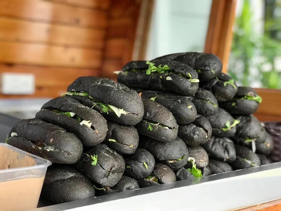 Bất ngờ về nguyên liệu đặc biệt tạo ra chiếc bánh mì bóng đêm gây sốt MXH-2