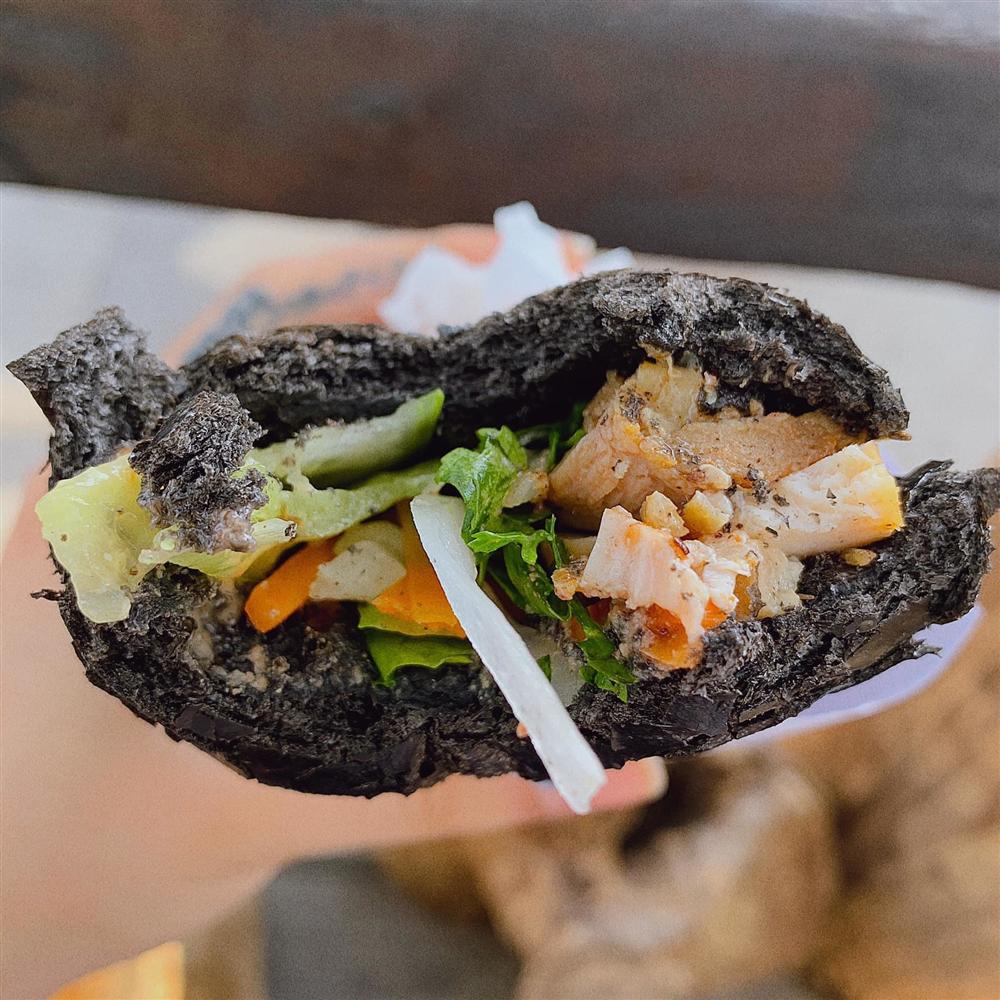 Bất ngờ về nguyên liệu đặc biệt tạo ra chiếc bánh mì bóng đêm gây sốt MXH-4