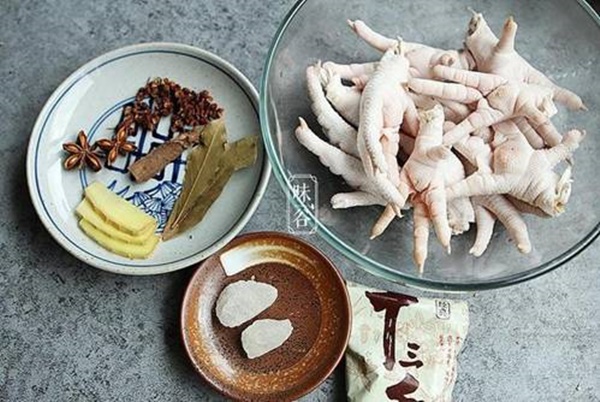 Chân gà đã ngon, nấu kiểu này chồng con còn nghiện hơn nữa, vài ngày lại đòi nấu cho ăn-1