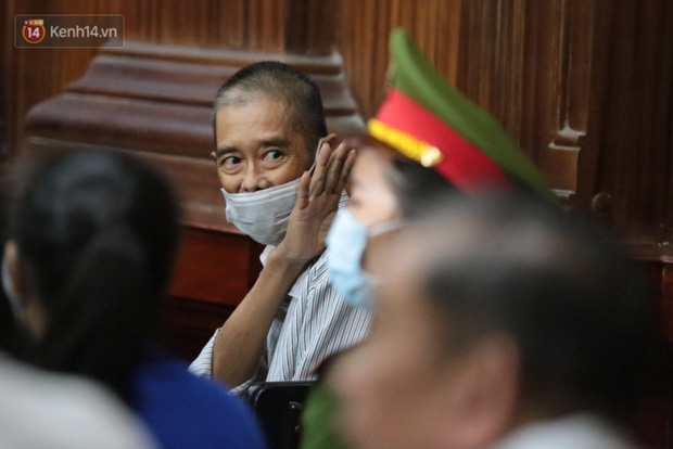 Sau 5 ngày tạm hoãn, Ngọc Miu tươi cười cùng người tình Văn Kính Dương đến phiên tòa sơ thẩm-6