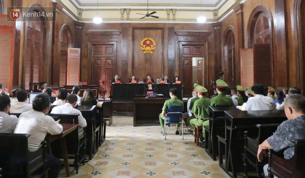 Sau 5 ngày tạm hoãn, Ngọc Miu tươi cười cùng người tình Văn Kính Dương đến phiên tòa sơ thẩm-7