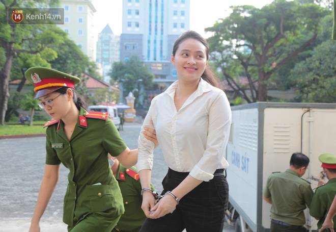 Sau 5 ngày tạm hoãn, Ngọc Miu tươi cười cùng người tình Văn Kính Dương đến phiên tòa sơ thẩm-10