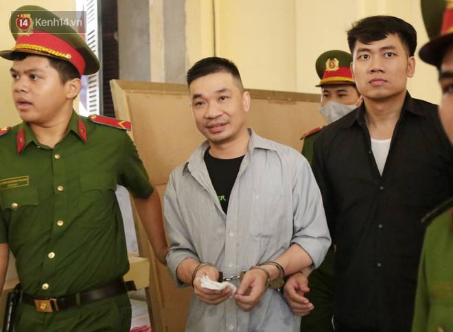 Sau 5 ngày tạm hoãn, Ngọc Miu tươi cười cùng người tình Văn Kính Dương đến phiên tòa sơ thẩm-15