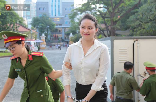 Sau 5 ngày tạm hoãn, Ngọc Miu tươi cười cùng người tình Văn Kính Dương đến phiên tòa sơ thẩm-11