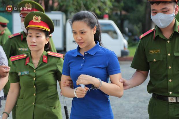 Sau 5 ngày tạm hoãn, Ngọc Miu tươi cười cùng người tình Văn Kính Dương đến phiên tòa sơ thẩm-12