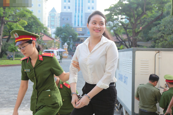 Hot girl Ngọc Miu nước mắt lưng tròng ngồi trong xe bít bùng sau khi bị đề nghị 16 năm tù-24