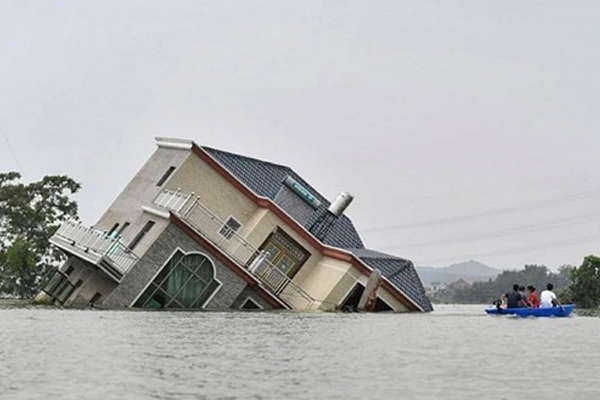 Dùng máy xúc để giải cứu người đàn ông giữa dòng nước lũ-1