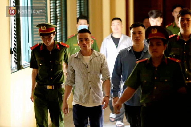 Sau 5 ngày tạm hoãn, Ngọc Miu tươi cười cùng người tình Văn Kính Dương đến phiên tòa sơ thẩm-3