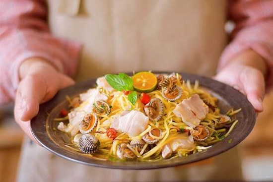 Mẹ đảm làm gỏi đu đủ sò huyết thanh mát, bổ dưỡng ngày hè