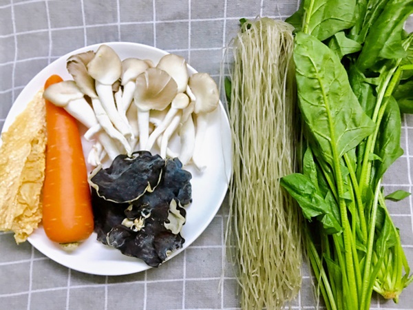 Hội chị em trong công ty tôi nô nức rủ nhau làm miến trộn ăn trưa giảm cân sau khi học được công thức cực ngon này-1