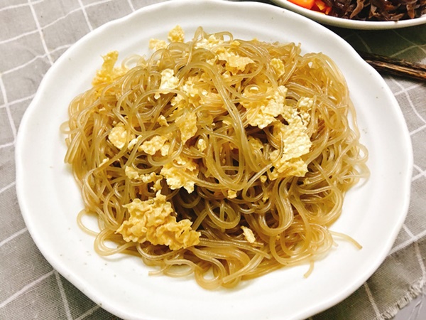 Hội chị em trong công ty tôi nô nức rủ nhau làm miến trộn ăn trưa giảm cân sau khi học được công thức cực ngon này-5