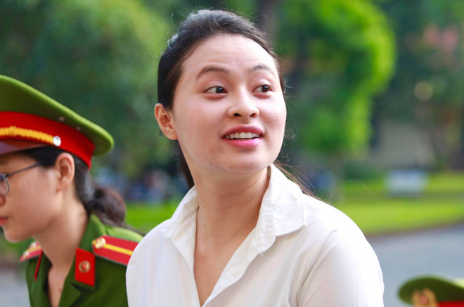 Hot girl Ngọc Miu nước mắt lưng tròng ngồi trong xe bít bùng sau khi bị đề nghị 16 năm tù-19