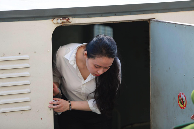 Hot girl Ngọc Miu nước mắt lưng tròng ngồi trong xe bít bùng sau khi bị đề nghị 16 năm tù-18