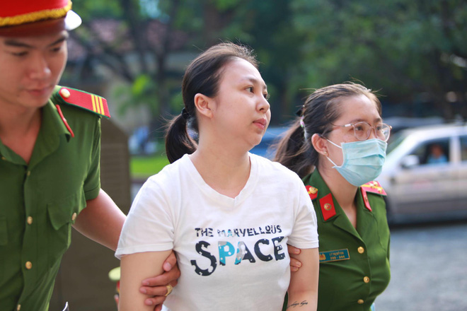 Hot girl Ngọc Miu nước mắt lưng tròng ngồi trong xe bít bùng sau khi bị đề nghị 16 năm tù-21