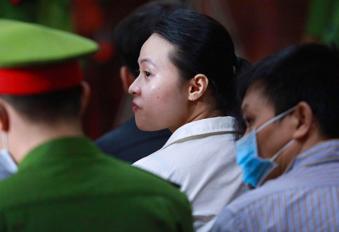 Hot girl Ngọc Miu nước mắt lưng tròng ngồi trong xe bít bùng sau khi bị đề nghị 16 năm tù-13