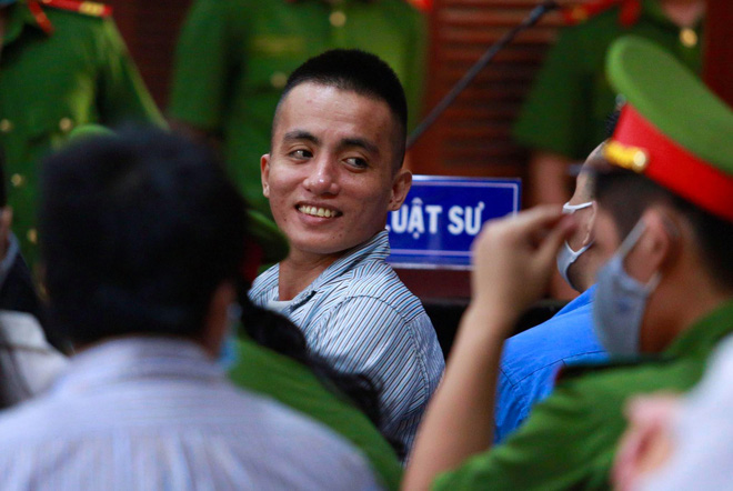 Hot girl Ngọc Miu nước mắt lưng tròng ngồi trong xe bít bùng sau khi bị đề nghị 16 năm tù-15