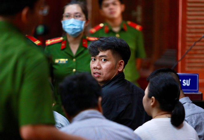 Hot girl Ngọc Miu nước mắt lưng tròng ngồi trong xe bít bùng sau khi bị đề nghị 16 năm tù-16