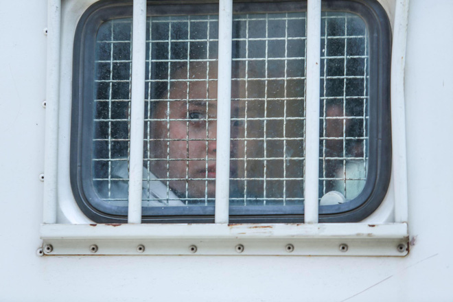 Hot girl Ngọc Miu nước mắt lưng tròng ngồi trong xe bít bùng sau khi bị đề nghị 16 năm tù-11