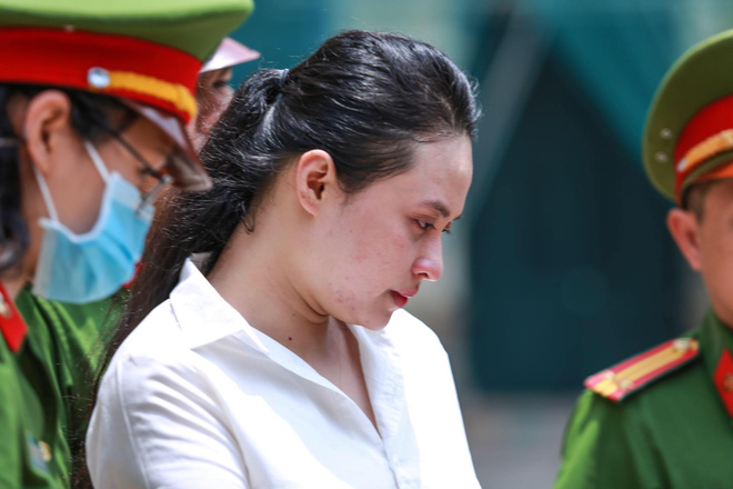 Hot girl Ngọc Miu nước mắt lưng tròng ngồi trong xe bít bùng sau khi bị đề nghị 16 năm tù-9