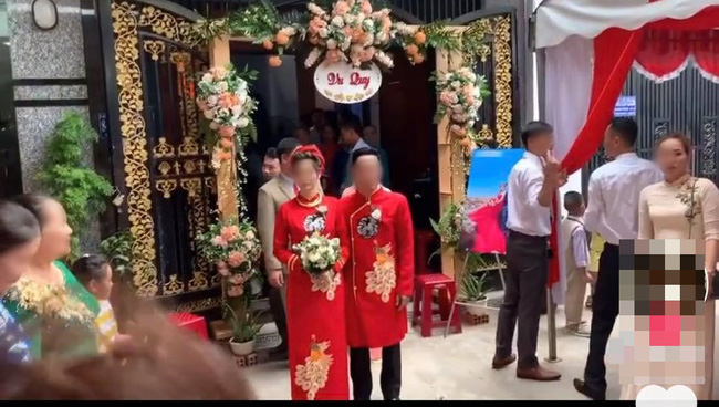 Màn rước dâu hiếm có: Mẹ chồng dắt tay con dâu đi thẳng sang nhà hàng xóm đối diện song lại khiến dân mạng vô cùng thèm muốn-1