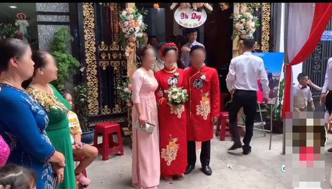 Màn rước dâu hiếm có: Mẹ chồng dắt tay con dâu đi thẳng sang nhà hàng xóm đối diện song lại khiến dân mạng vô cùng thèm muốn-3