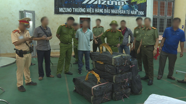 NÓNG: CSGT nổ súng bắt 2 thanh niên vận chuyển 200 kg ma túy đá từ biên giới về TP.HCM-5