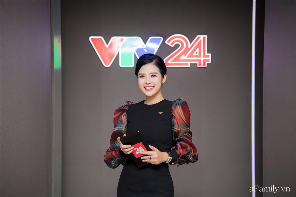 Bí mật lần đầu được bật mí đằng sau hậu trường của một BTV đài VTV24: 1 ngày thay gần chục bộ đồ, đóng máy lúc 6h sáng-1