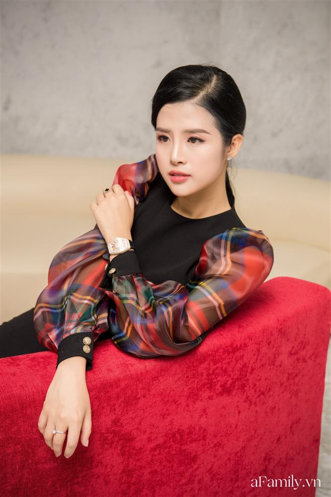 Bí mật lần đầu được bật mí đằng sau hậu trường của một BTV đài VTV24: 1 ngày thay gần chục bộ đồ, đóng máy lúc 6h sáng-2