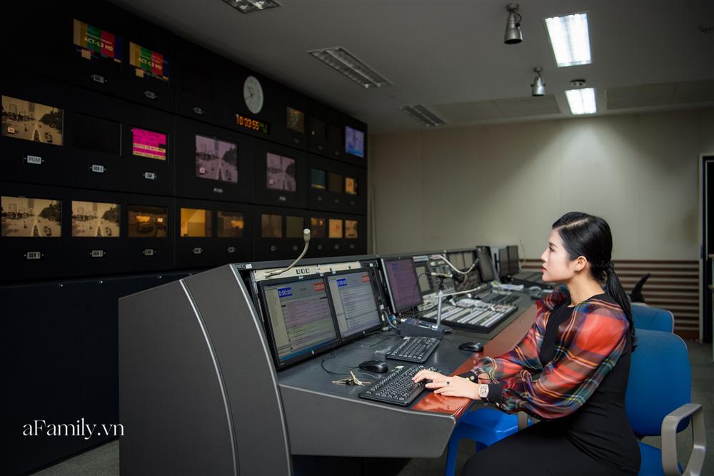 Bí mật lần đầu được bật mí đằng sau hậu trường của một BTV đài VTV24: 1 ngày thay gần chục bộ đồ, đóng máy lúc 6h sáng-4