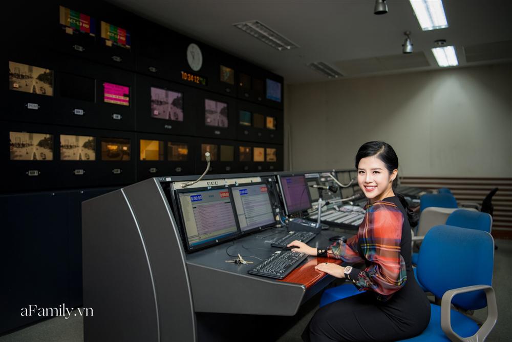 Bí mật lần đầu được bật mí đằng sau hậu trường của một BTV đài VTV24: 1 ngày thay gần chục bộ đồ, đóng máy lúc 6h sáng-5