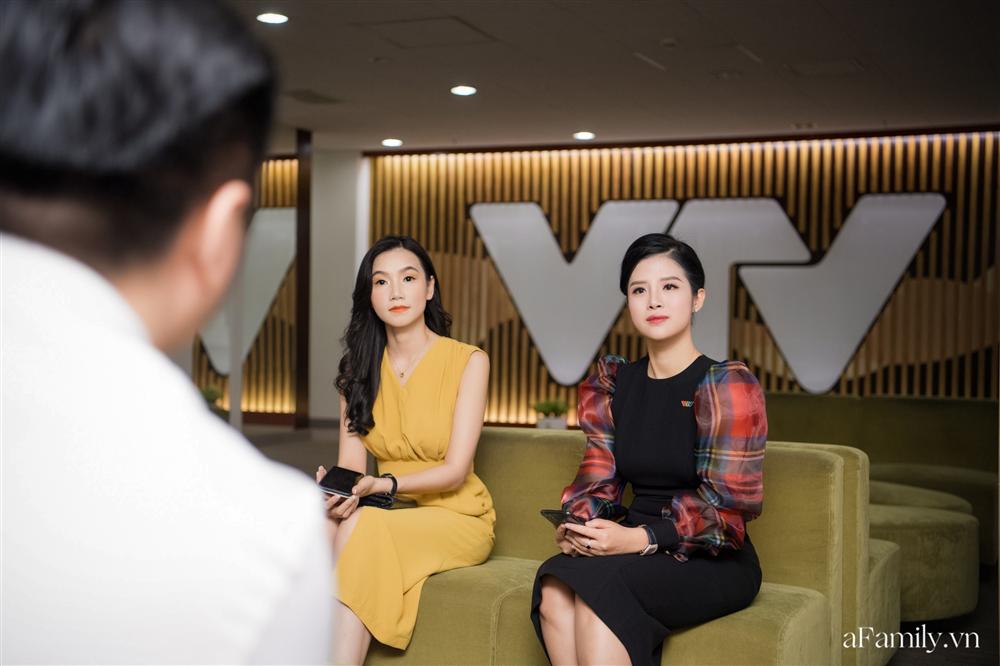 Bí mật lần đầu được bật mí đằng sau hậu trường của một BTV đài VTV24: 1 ngày thay gần chục bộ đồ, đóng máy lúc 6h sáng-6