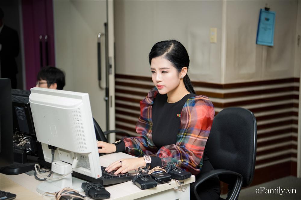 Bí mật lần đầu được bật mí đằng sau hậu trường của một BTV đài VTV24: 1 ngày thay gần chục bộ đồ, đóng máy lúc 6h sáng-7