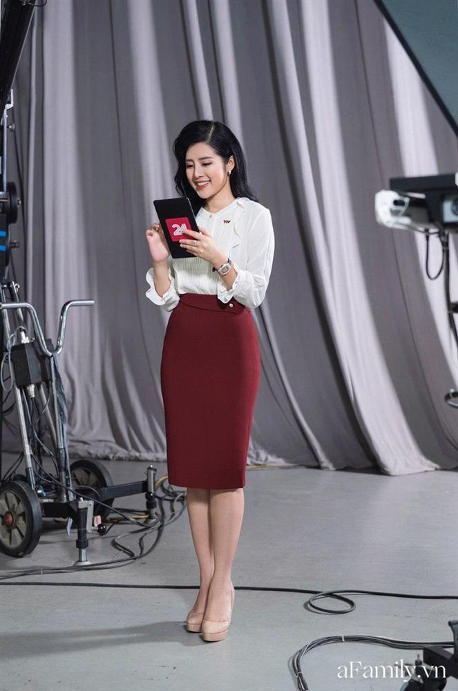 Bí mật lần đầu được bật mí đằng sau hậu trường của một BTV đài VTV24: 1 ngày thay gần chục bộ đồ, đóng máy lúc 6h sáng-9