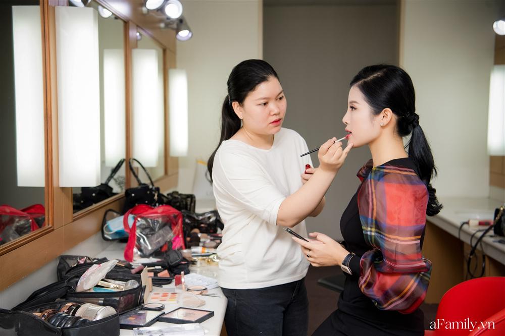 Bí mật lần đầu được bật mí đằng sau hậu trường của một BTV đài VTV24: 1 ngày thay gần chục bộ đồ, đóng máy lúc 6h sáng-10