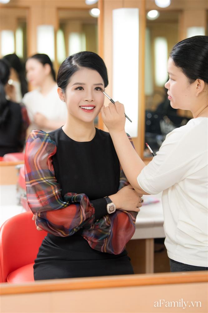 Bí mật lần đầu được bật mí đằng sau hậu trường của một BTV đài VTV24: 1 ngày thay gần chục bộ đồ, đóng máy lúc 6h sáng-11