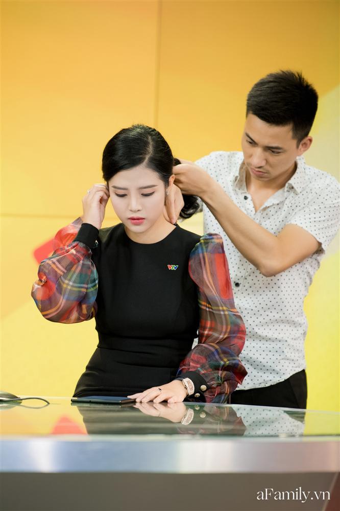 Bí mật lần đầu được bật mí đằng sau hậu trường của một BTV đài VTV24: 1 ngày thay gần chục bộ đồ, đóng máy lúc 6h sáng-12