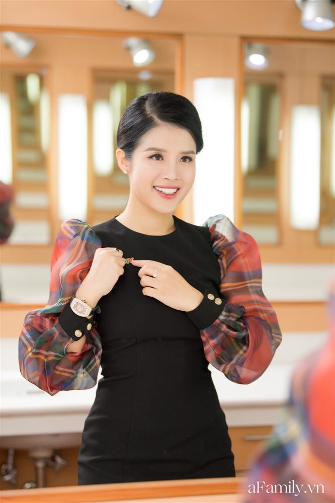 Bí mật lần đầu được bật mí đằng sau hậu trường của một BTV đài VTV24: 1 ngày thay gần chục bộ đồ, đóng máy lúc 6h sáng-13