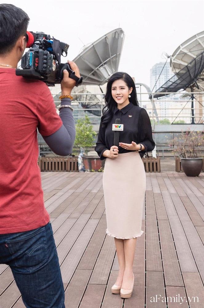 Bí mật lần đầu được bật mí đằng sau hậu trường của một BTV đài VTV24: 1 ngày thay gần chục bộ đồ, đóng máy lúc 6h sáng-8