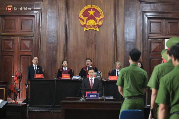 ẢNH: Nữ bị cáo duy nhất bị đề nghị án tử hình bật khóc nức nở, ông trùm ma túy Văn Kính Dương tươi cười rời tòa-1