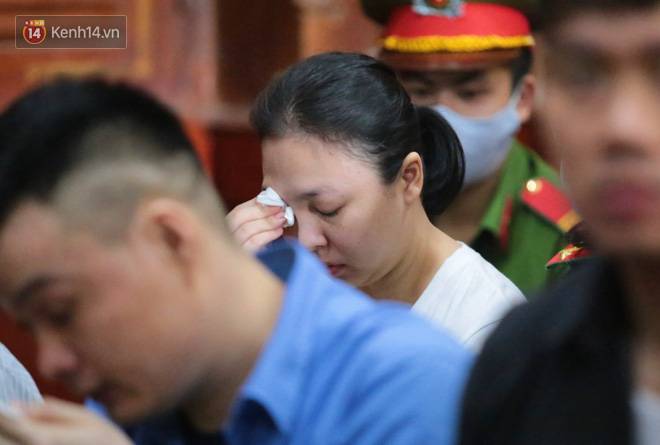ẢNH: Nữ bị cáo duy nhất bị đề nghị án tử hình bật khóc nức nở, ông trùm ma túy Văn Kính Dương tươi cười rời tòa-3