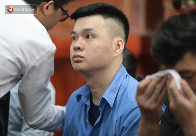 ẢNH: Nữ bị cáo duy nhất bị đề nghị án tử hình bật khóc nức nở, ông trùm ma túy Văn Kính Dương tươi cười rời tòa-10