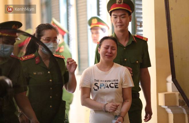 ẢNH: Nữ bị cáo duy nhất bị đề nghị án tử hình bật khóc nức nở, ông trùm ma túy Văn Kính Dương tươi cười rời tòa-4