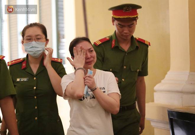 ẢNH: Nữ bị cáo duy nhất bị đề nghị án tử hình bật khóc nức nở, ông trùm ma túy Văn Kính Dương tươi cười rời tòa-12