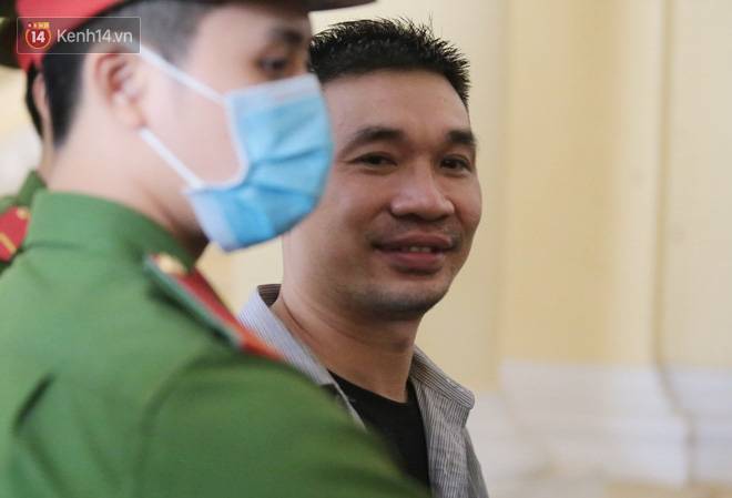 ẢNH: Nữ bị cáo duy nhất bị đề nghị án tử hình bật khóc nức nở, ông trùm ma túy Văn Kính Dương tươi cười rời tòa-13