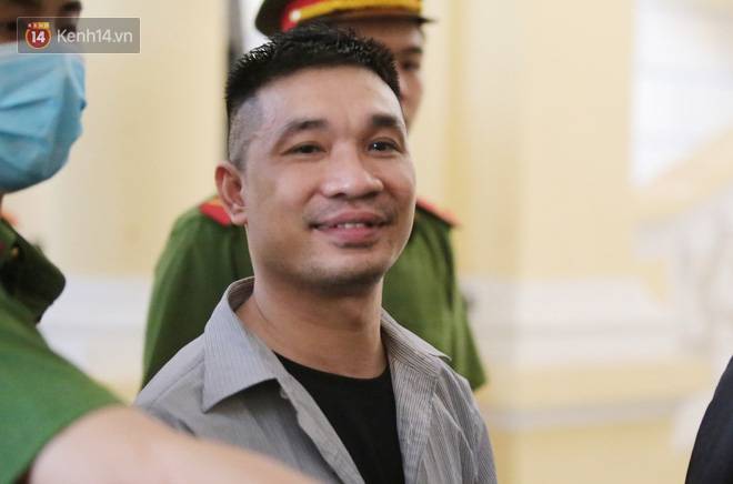 ẢNH: Nữ bị cáo duy nhất bị đề nghị án tử hình bật khóc nức nở, ông trùm ma túy Văn Kính Dương tươi cười rời tòa-14