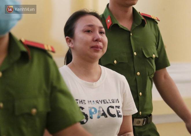 ẢNH: Nữ bị cáo duy nhất bị đề nghị án tử hình bật khóc nức nở, ông trùm ma túy Văn Kính Dương tươi cười rời tòa-15