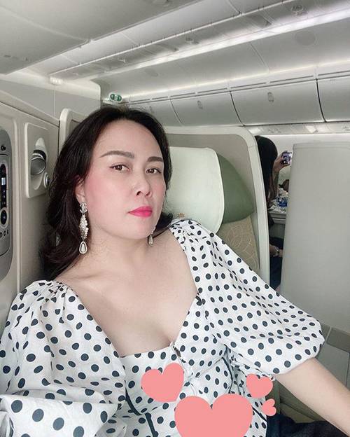 Che chắn hết cỡ Phượng Chanel vẫn lộ ngấn mỡ vì váy áo không chiều lòng người-1