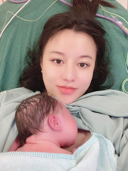 Học trò Đông Nhi vừa sinh 3 tháng đã lại có bầu, tròn một năm 2 lần đi đẻ-2